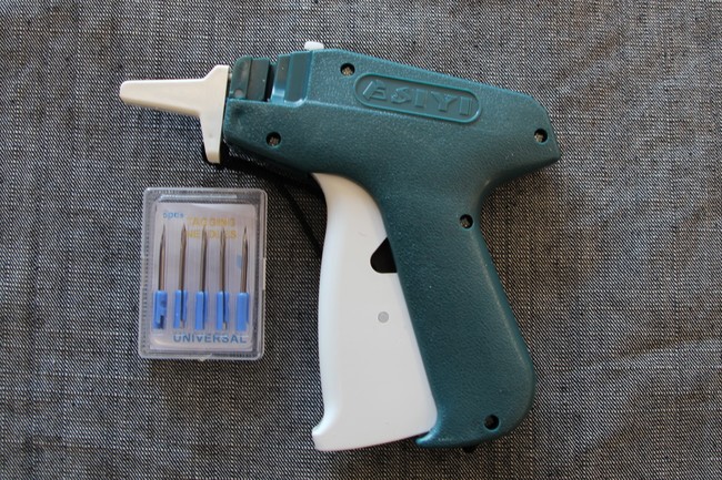 Quilters Basting Gun (tagging gun) with Spare Needles New Image